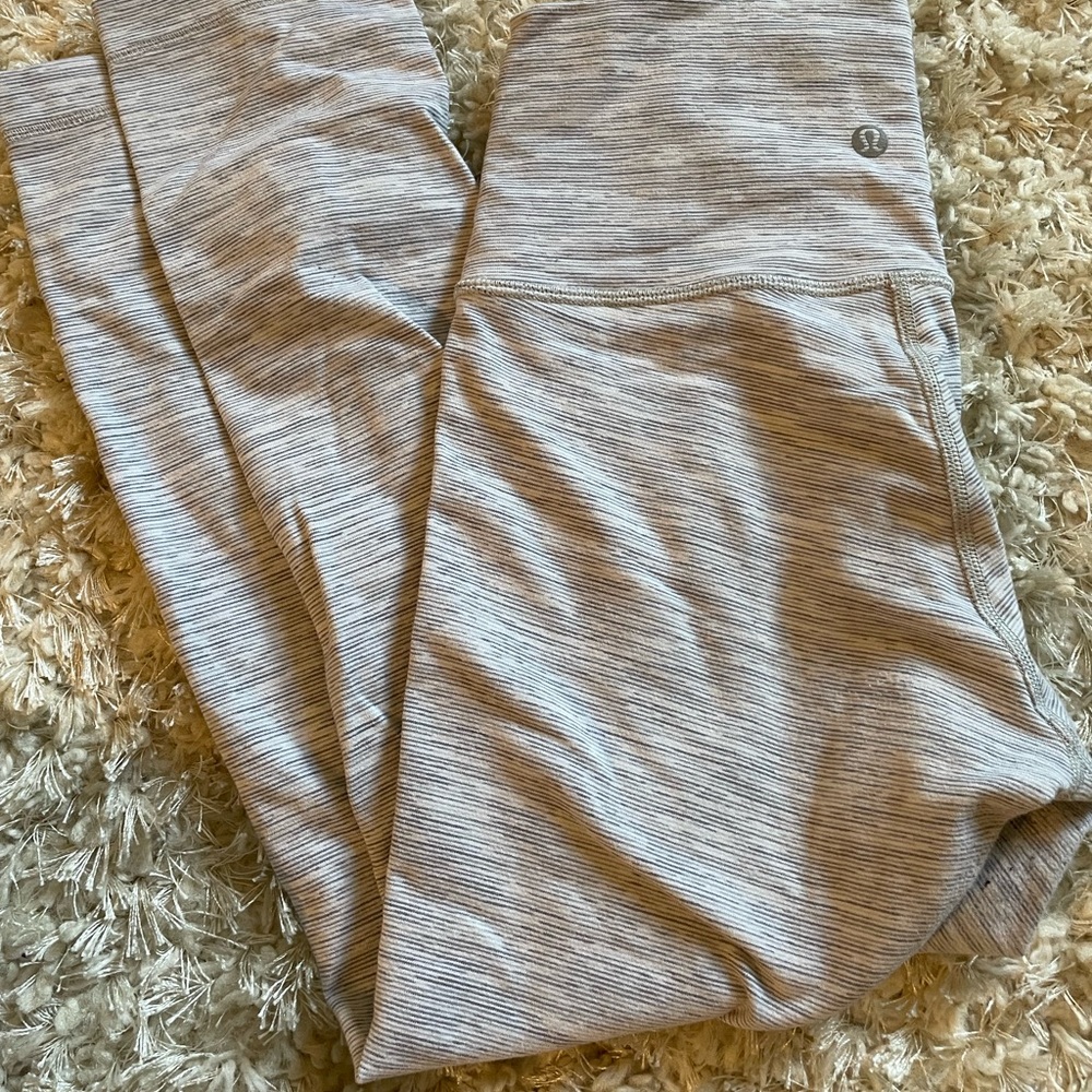 Women’s GUC Lululemon leggings size 4.  Some pilling in crotch area.